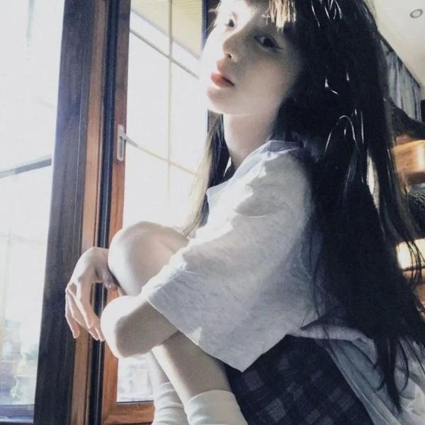 与一位女士合影